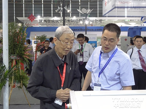 中國工程院院士姚穆蒞臨公司展位指導工作.JPG